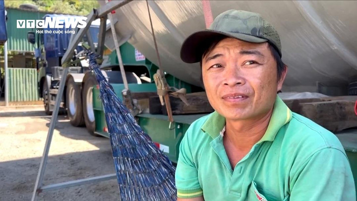 Tài xế Nguyễn Đình Tụ chờ đợi 4 ngày nay để được qua đèo Đèo Cả, mặc dù đường về nhà chỉ còn 1 tiếng.