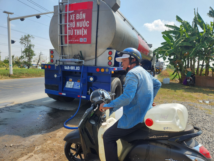 Người dân ở khu vực Tây Nam Bộ thiếu nước ngọt do xâm nhập mặn diễn ra gay gắt.