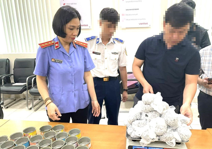 Lực lượng chức năng kiểm tra số ma túy thu giữ.