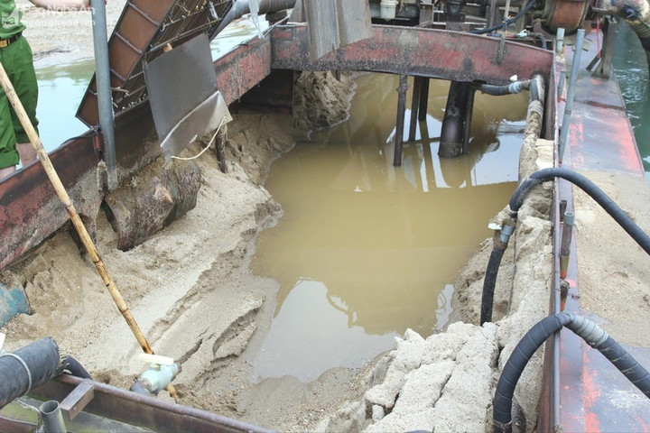 Một tàu hút cát trái phép trên sông Lam. (Ảnh: H.H.)