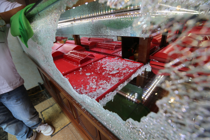 Chủ tiệm vàng kể lại 6 giây đối mặt với kẻ cướp - 3