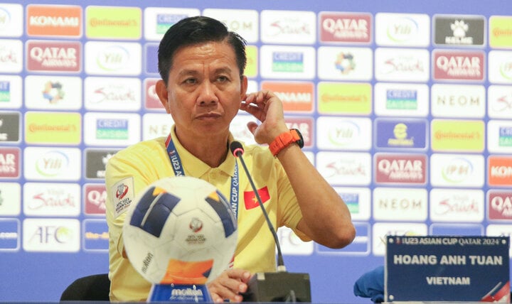 HLV Hoàng Anh Tuấn chỉ hài lòng về kết quả trận đấu.