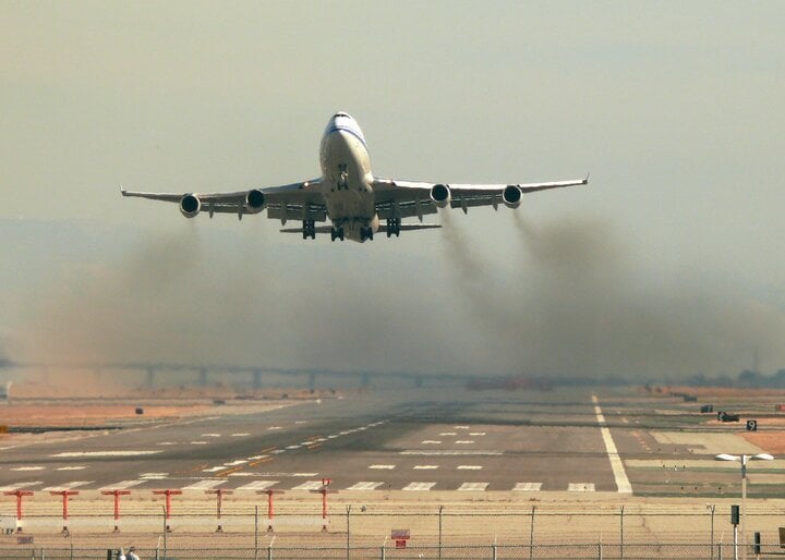Lượng khí thải hàng không tăng mạnh trong hơn 50 năm qua cùng với nhau cầu sử dụng vận tải của con người ngày càng lớn.