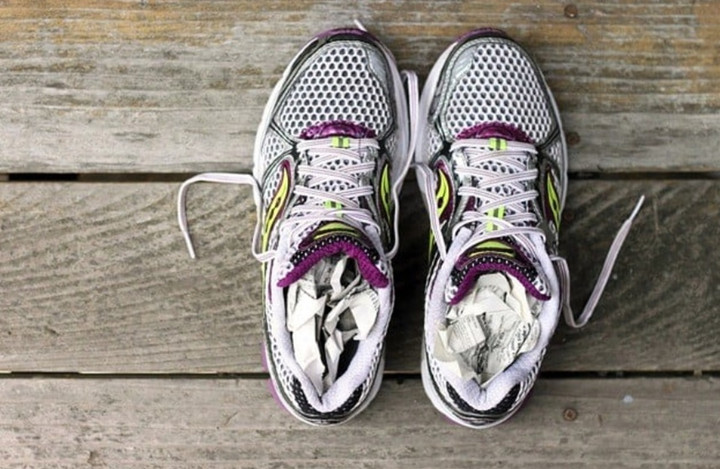 Nếu không thể làm khô giày thể thao nhanh chóng bằng máy sấy quần áo, bạn có thể dùng giấy báo. (Ảnh: Pinterest)