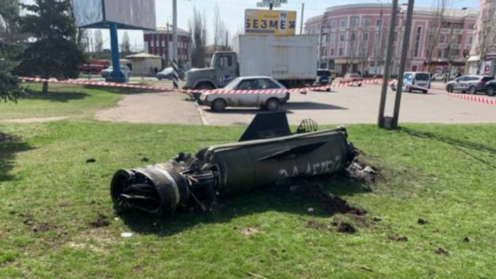 Mảnh vỡ của tên lửa đạn đạo Tochka-U được sử dụng trong vụ tấn công vào nhà ga xe lửa ở thành phố Kramatorsk. (Ảnh: RT)