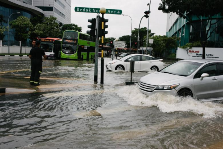 Đường Bedok North Ave 4 ở Singapore ngập nước sau trận mưa lớn. (Ảnh: Straits Times)