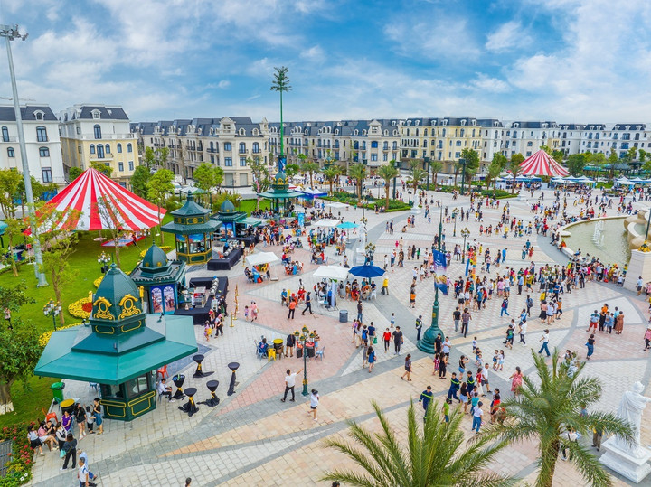 Không khí tại Quảng trường Kinh đô Ánh sáng luôn đông vui, tấp nập, đặc biệt vào các dịp cuối tuần hay ngày lễ.