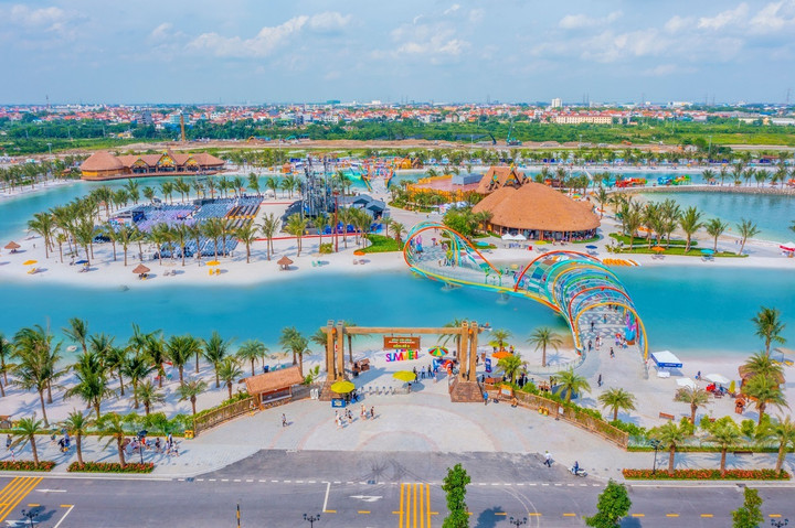 VinWonders Hà Nội Wave Park kéo lượng khách "khủng" đổ về Vinhomes Ocean Park 2 mùa hè này.