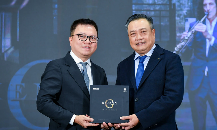 Ông Lê Quốc Minh trao tặng MV “Going home” cho lãnh đạo thành phố Hà Nội.