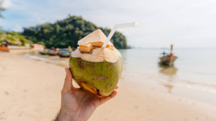 Nước dừa ngon, bổ dưỡng nhưng không phải ai cũng uống được. (Ảnh: Istock)