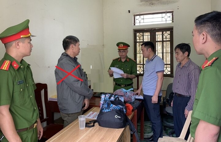 Cơ quan CSĐT Công an tỉnh Hà Nam thi hành Lệnh giữ trong trường hợp khẩn cấp đối với Phạm Hữu Chính (dấu X).