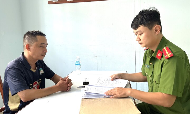 Lê Quang Mỹ tại cơ quan công an.