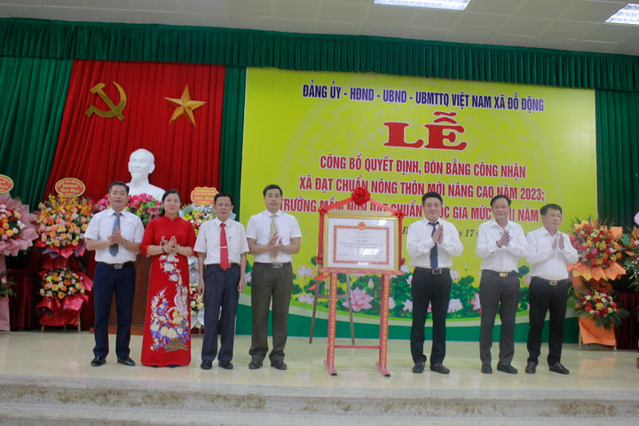 Lãnh đạo huyện Thanh Oai trao Bằng công nhận Xã đạt chuẩn nông thôn mới nâng cao cho Nhân dân và cán bộ xã Đỗ Động.