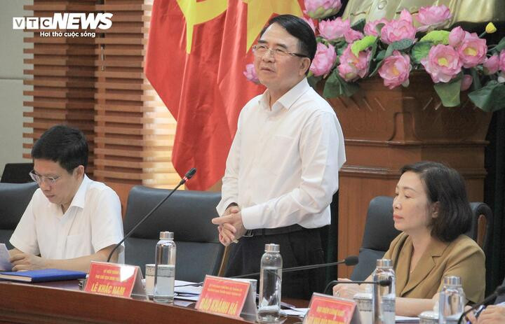Ông Lê Khắc Nam - Phó Chủ tịch UBND TP Hải Phòng thông tin tại buổi họp báo.