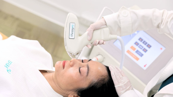 Khách hàng điều trị công nghệ Mezopro tại DRH Clinic.