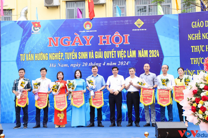 Ban tổ chức tặng hoa và cờ lưu niệm cho các đơn vị tham gia.