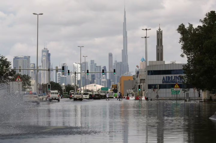 Đường phố Dubai ngập trong nước sau trận mưa lớn ngày 17/4. (Ảnh: Reuters)