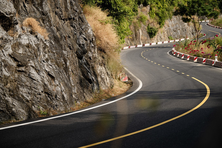 Vào khoảng thời gian từ đầu tháng 11 đến cuối tháng 12, đường xuyên đảo bạt ngàn hoa lau. (Ảnh: Arttimes)