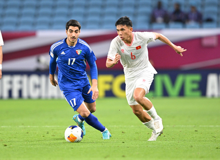 Minh Khoa vừa có pha đánh đầu đáng chú ý.