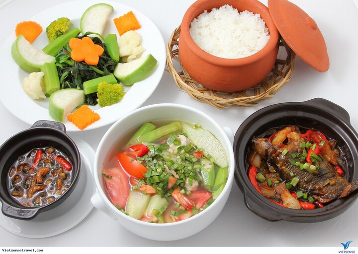 Có nhiều quán cơm niêu Đà Nẵng nổi tiếng ngon rẻ mà bạn có thể trải nghiệm. (Ảnh: Vietsense Travel)