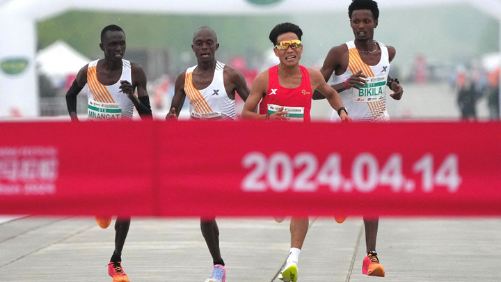 VĐV người Trung Quốc được 3 đối thủ nhường về đích trước. (Ảnh: Reuters)