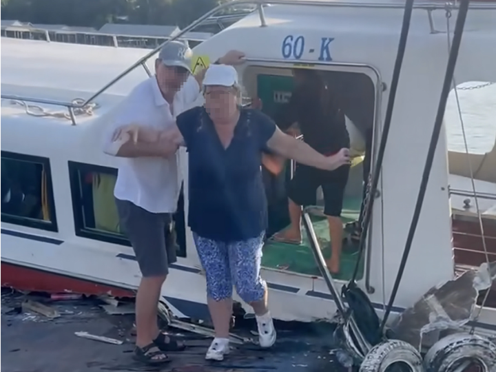 Tàu du lịch chở 42 du khách hư hỏng nặng phần thân sau cú va chạm với phà chở khách. (Ảnh: Cắt từ clip)