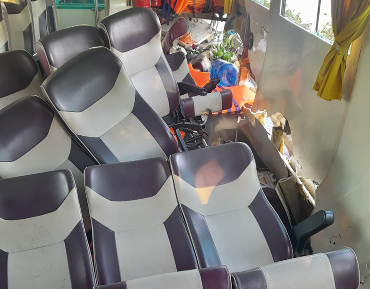 Tàu du lịch hư hỏng nặng mạn bên trái, thiệt hại hàng trăm triệu đồng. (Ảnh: Người dân cung cấp)