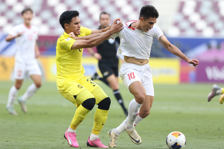 Nguyên Hoàng rời sân.