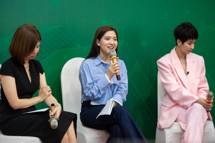 Chị Nguyễn Hoài (áo xanh) - Founder thương hiệu Bánh chưng Nương Bắc (Ảnh: Thành Đông).