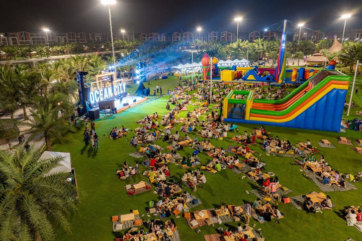 Từ 18h00, tại Quảng trường sự kiện Marina Square, Ocean City tiếp tục chiêu đãi cư dân bữa tiệc tối ngoài trời trong không gian khoáng đãng và lãng mạn. Các set menu đặc sản vùng miền được thiết kế đa dạng và độc đáo, từ set food tour Hải Phòng, đến set Hà Nội 36 phố phường, Set Nam Bộ, set Phố Tây, set For Kid (set ăn cho trẻ nhỏ), khiến người tham gia vô cùng thích thú.