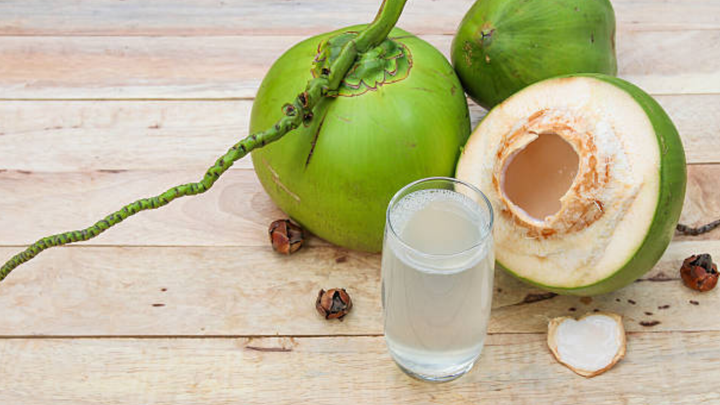 Chỉ nên uống 2 - 3 trái dừa mỗi tuần (Ảnh: Istock)