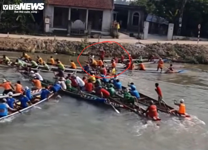 Một đoạn clip khác cũng được cho là quay tại lễ hội đua ghe trên sông Lợi Nông ghi lại cảnh một số vận động viên dùng mái chèo đánh nhau. (Ảnh cắt từ clip)