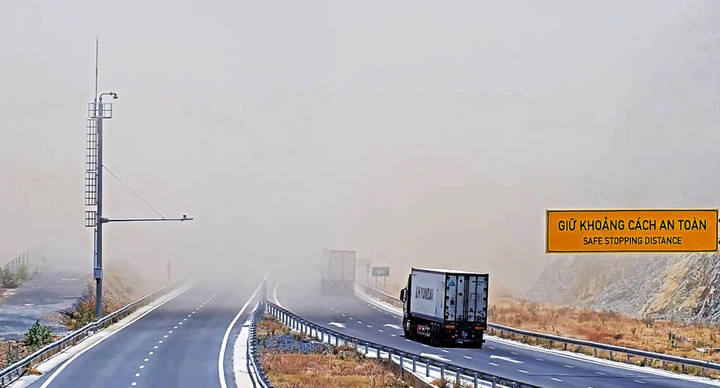 Bụi mù mịt từ các mỏ đá trên cao tốc Nha Trang - Cam Lâm, Khánh Hòa. (Ảnh: TH)