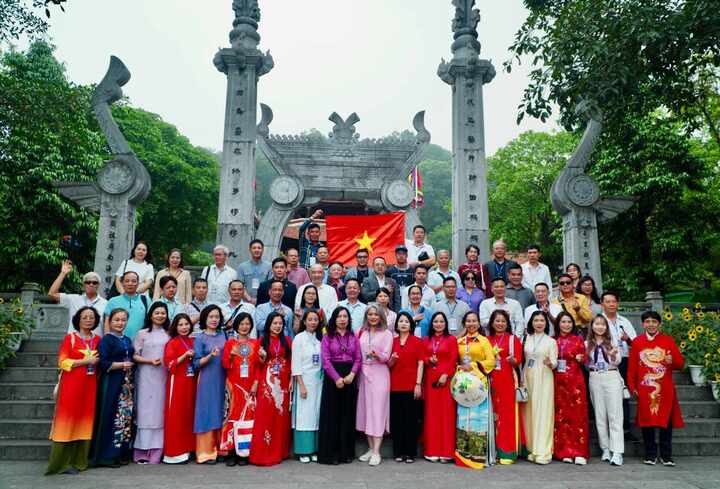 Đoàn kiều bào về dự lễ Giỗ Tổ Hùng Vương năm nay.