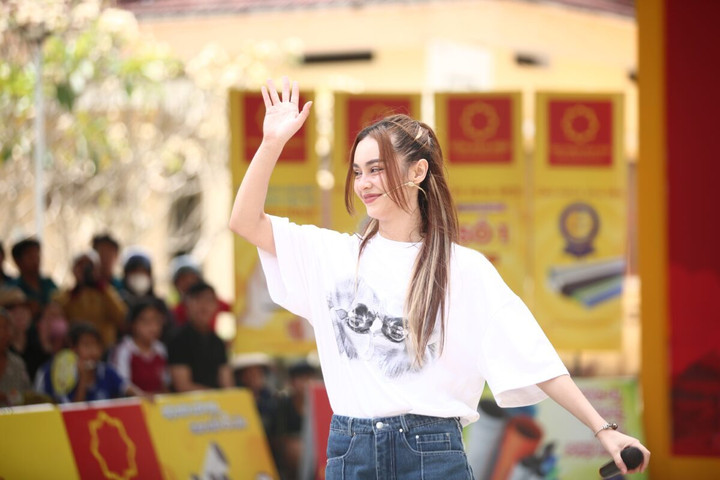 MLee ủng hộ mỗi em nhỏ 5 triệu đồng.