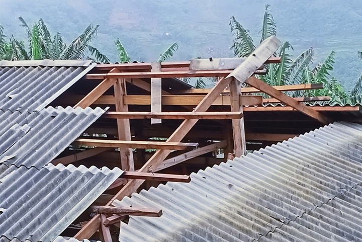 Dông, lốc làm tốc mái nhà dân ở xã Mông Ân, huyện Bảo Lâm, Cao Bằng. (Ảnh: UBND tỉnh Cao Bằng)
