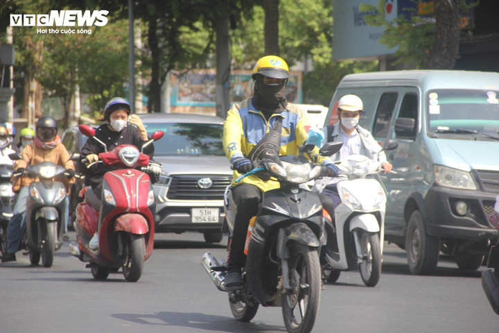 Dự báo thời tiết TP.HCM hôm nay 22/4, nắng gắt, nhiệt độ cao nhất khoảng 37 độ C, chỉ số UV duy trì ngưỡng nguy cơ gây hại rất cao.