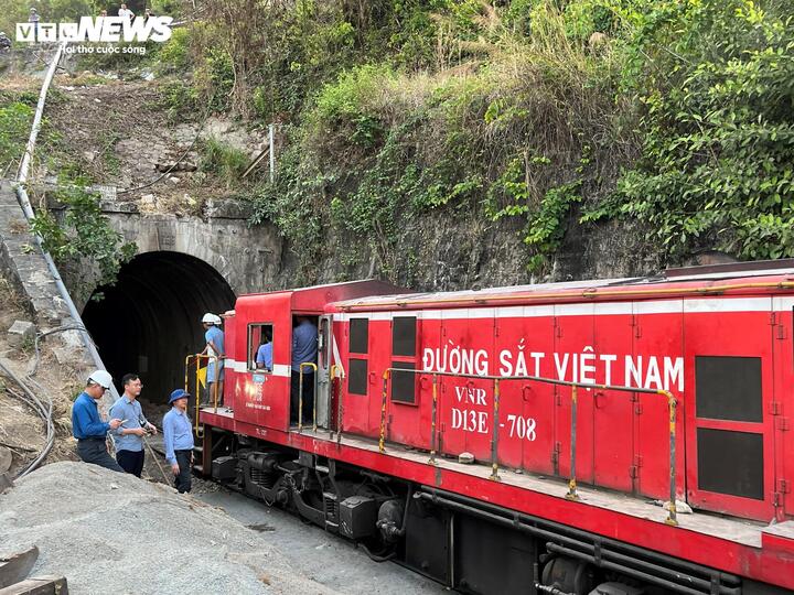 Hầm đường sắt Bãi Gió được thông tàu sau 9 ngày bị sạt lở