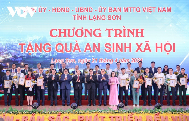 Thủ tướng dự chương trình tặng quà an sinh xã hội tại Lạng Sơn.
