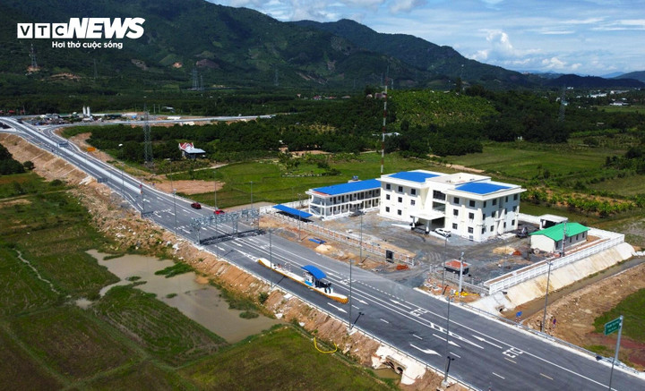 Trạm thu phí cao tốc Nha Trang - Cam Lâm.