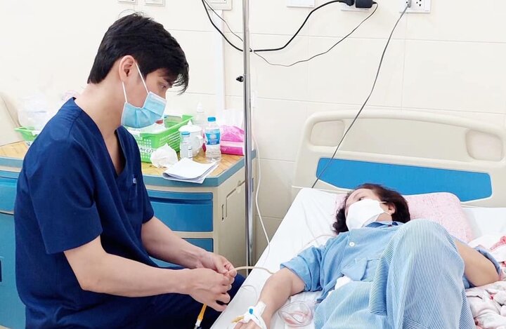 Bác sĩ Hà Hải Nam kiểm tra sức khoẻ cho người bệnh ung thư.
