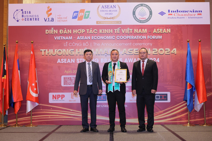 Ông Huỳnh Thanh Quang - Giám đốc Palace Long Hai Resort nhận danh hiệu Sản phẩm - Dịch vụ chất lượng ASEAN 2024 cho Khu nghỉ dưỡng.