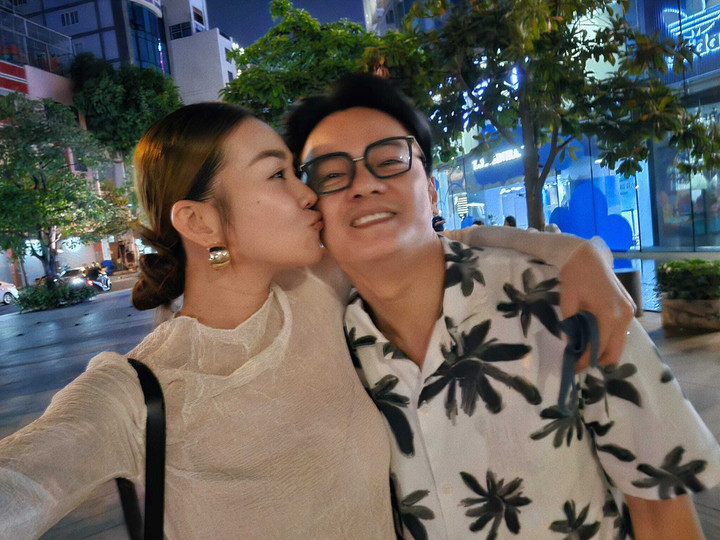 Thanh Hằng luôn chủ động ôm hôn, khoác vai ông xã.