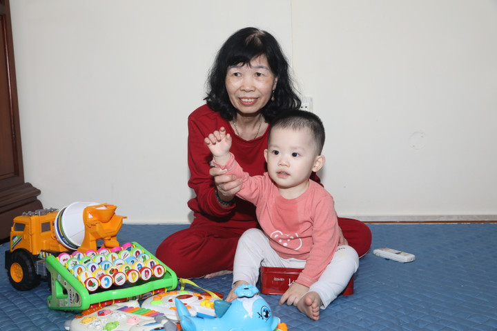 Thoát cảnh mất ngủ, bà Khuyến thoải mái tinh thần, vui vẻ khi trông cháu.