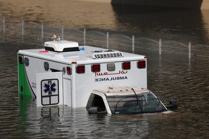 Một chiếc xe cấp cứu bị bỏ lại trong lũ sau trận mưa lịch sử ở Dubai. (Ảnh: Getty)