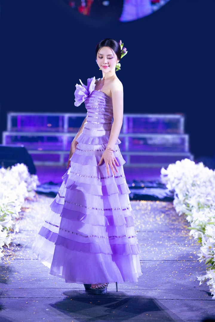 TK Hà Trịnh cho biết, Quỳnh Kool là "nàng thơ" của cô của nhiều năm nay. Vẻ đẹp trong trẻo của Quỳnh Kool khiến cô nghĩ đến những đóa hoa duyên dáng đang e ấp. Vì vậy khi ra mắt bộ sưu tập tôn vinh vẻ đẹp của các loài hoa, Hà Trịnh lập tức nghĩ đến mỹ nhân “Đừng làm mẹ cáu” cho vị trí quan trọng của show diễn.