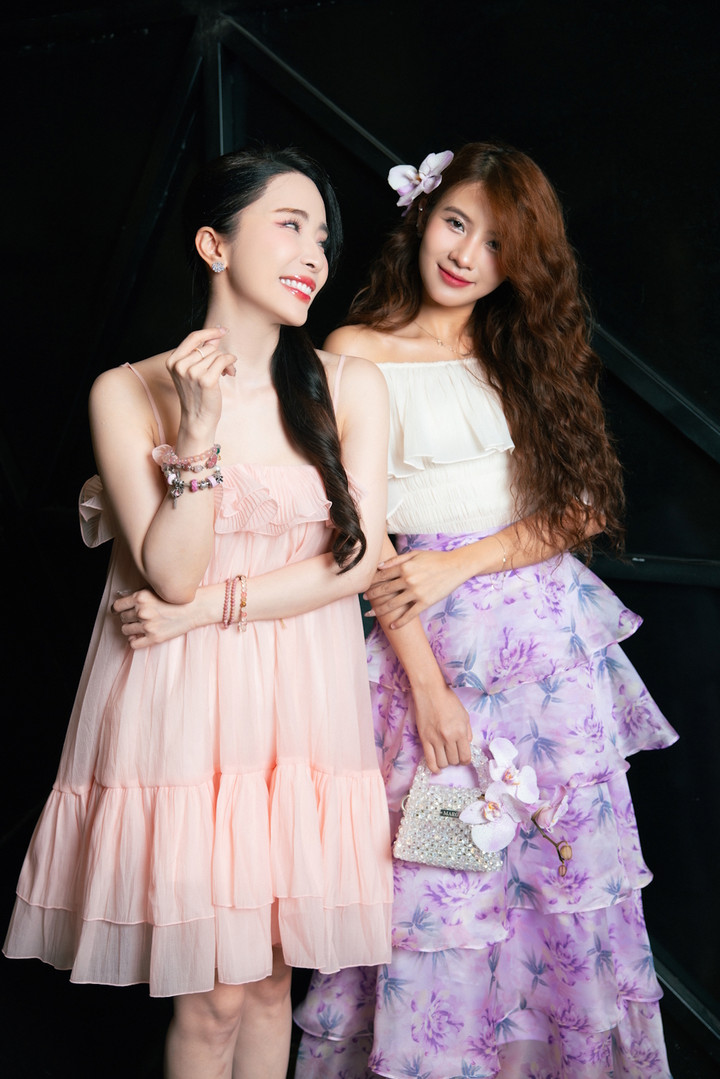 Diễn viên Quỳnh Nga và Quỳnh Trang cũng có mặt tại sự kiện. Quỳnh Nga là gương mặt quen thuộc với khán giả xem truyền hình. Cô từng tham gia các phim của VTV như: Lập trình cho trái tim, Về nhà đi con, Sinh tử,...Mới đây nhất, cô tham gia show truyền hình "Chị đẹp đạp gió rẽ sóng". Dù không đạt được vị trí cao nhưng cô cũng để lại nhiều ấn tượng trong lòng khán giả.