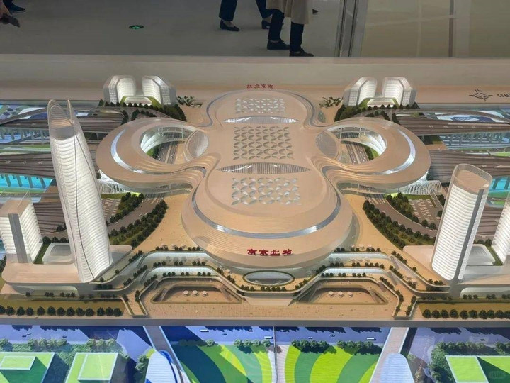 "Hoa mai thường có 5 cánh, không loài nào có 4 cánh. Thật khó để mọi người không liên tưởng đến thứ khác khi nhìn vào thiết kế này", một cư dân mạng bình luận.