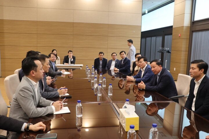 Quảng cảnh buổi làm việc của Đoàn công tác tỉnh Long An tại Đại sự quán Việt Nam tại Hàn Quốc.