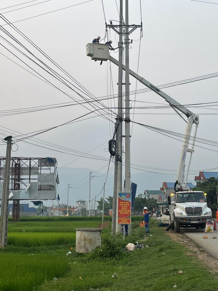 Ngành điện Sơn La đang khắc phục các sự cố do mưa lớn và lốc xoáy.